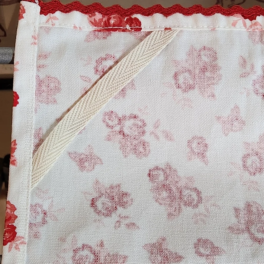 NWT Pioneer Woman Red Rose Tea Towel w/ Ric-Rac Trim – Rare Early Release